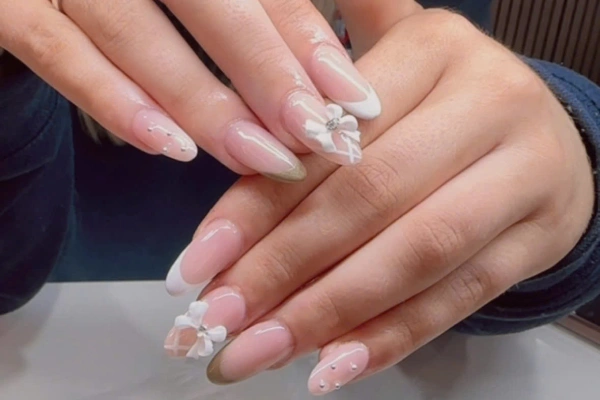 pink-nails-with-white-flower-design.webp